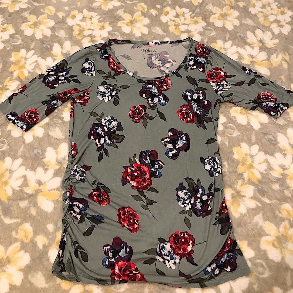 Maternity ruched top, size S, EUC!